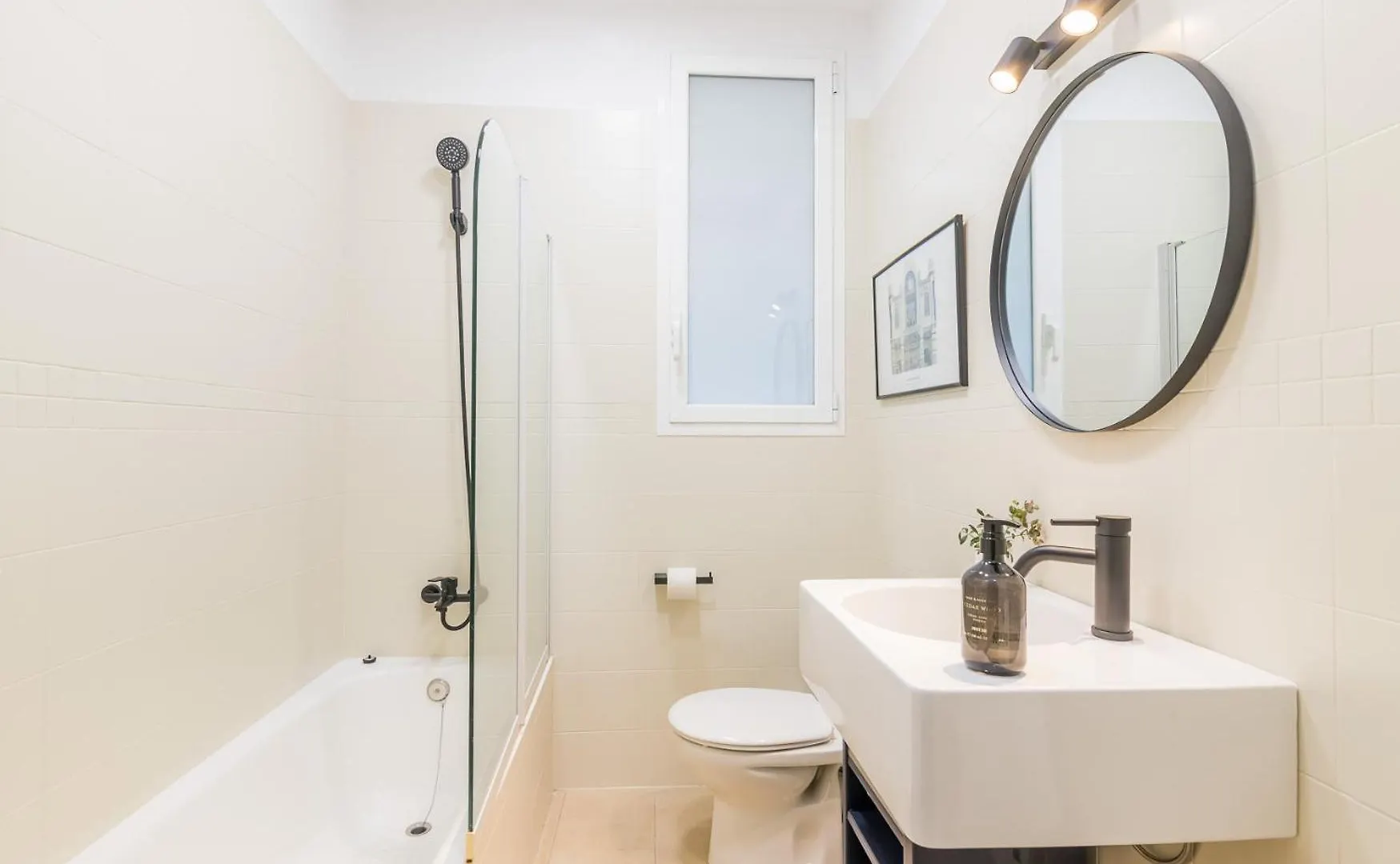 My Space Barcelona - Spacious And Modern Apartment Near The Hospital Clinic Spain