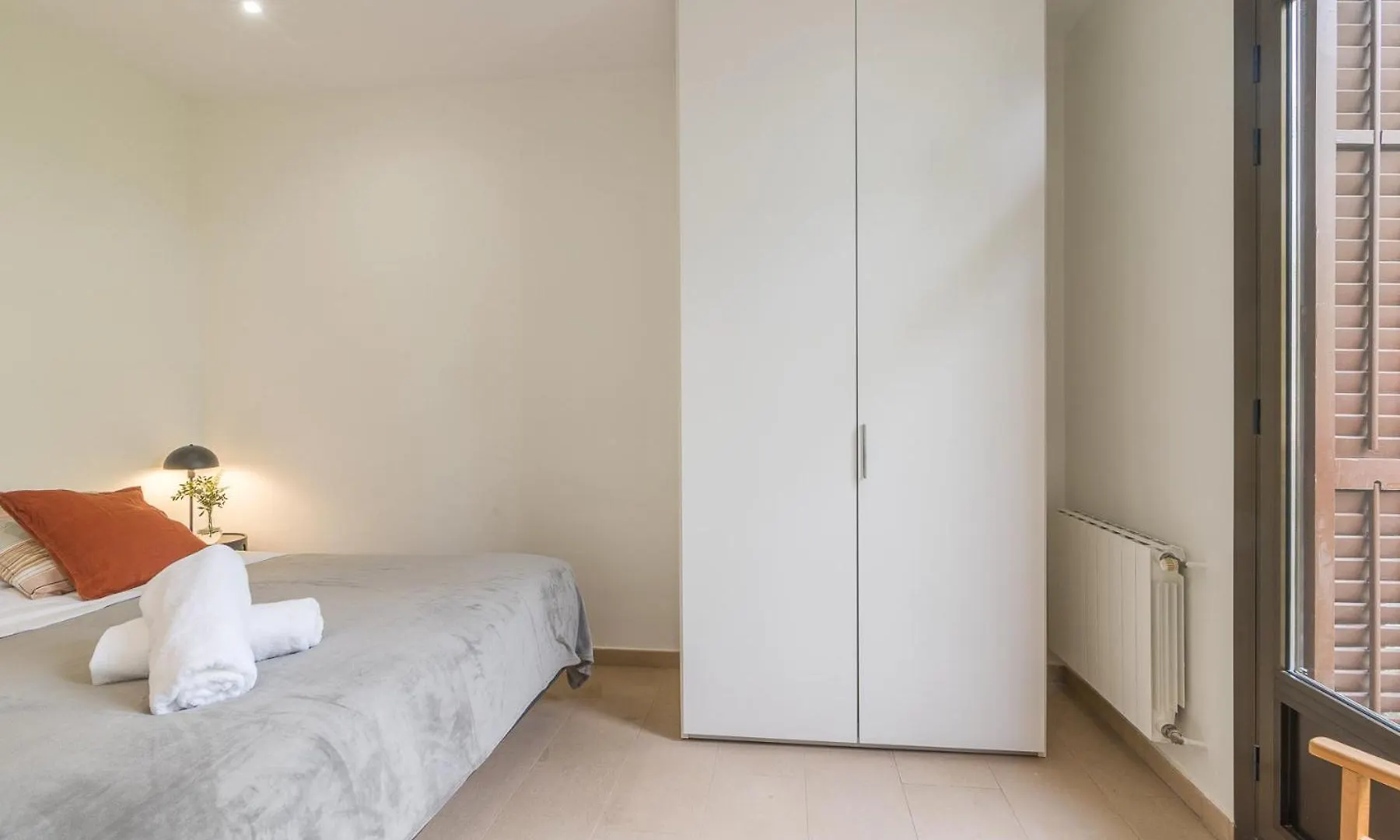 My Space Barcelona - Spacious And Modern Apartment Near The Hospital Clinic