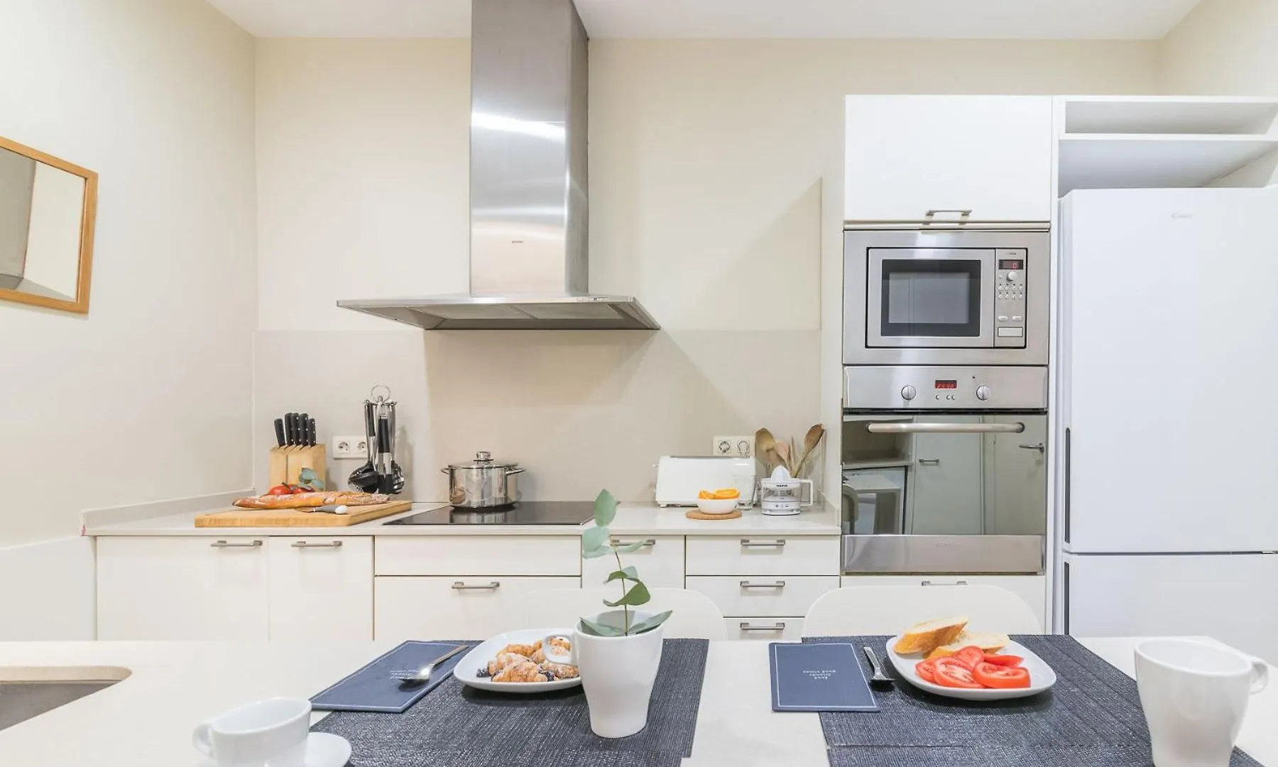 My Space Barcelona - Spacious And Modern Apartment Near The Hospital Clinic