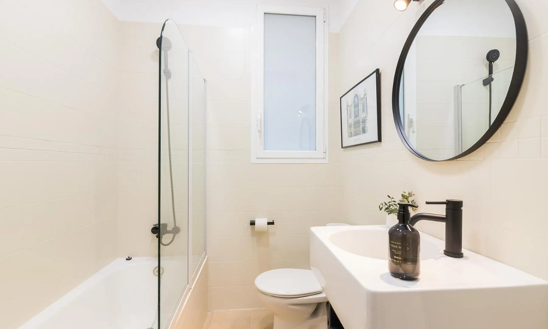 My Space Barcelona - Spacious And Modern Apartment Near The Hospital Clinic