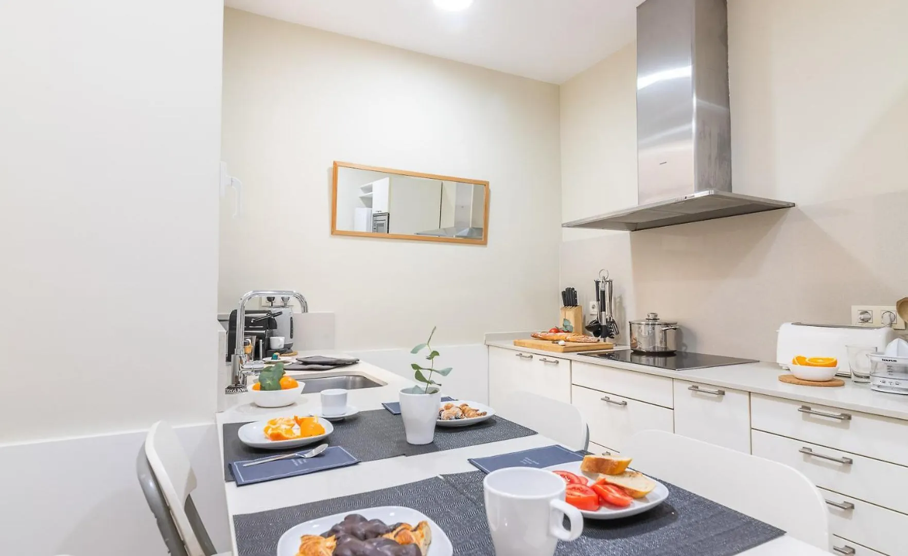 My Space Barcelona - Spacious And Modern Apartment Near The Hospital Clinic 0*,