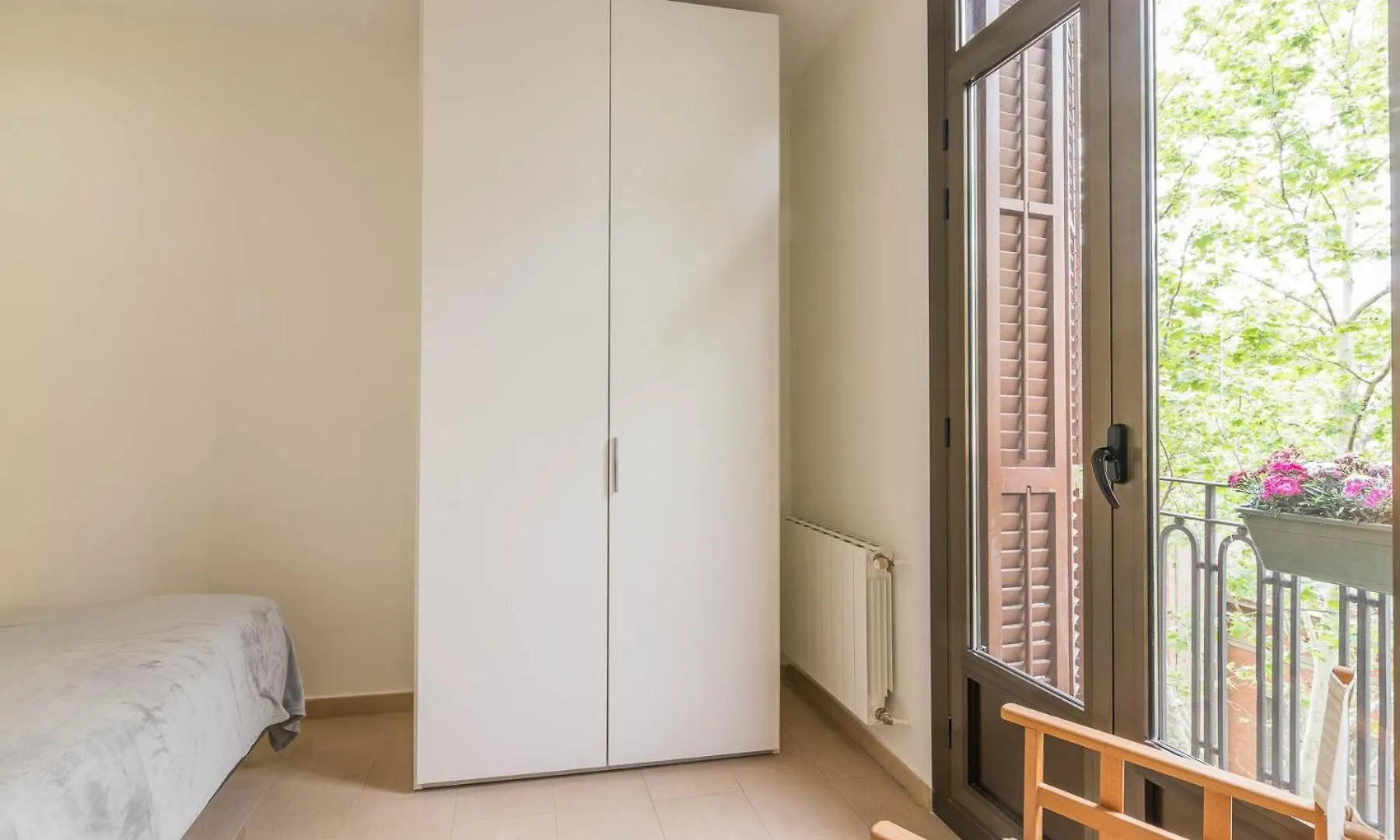 My Space Barcelona - Spacious And Modern Apartment Near The Hospital Clinic