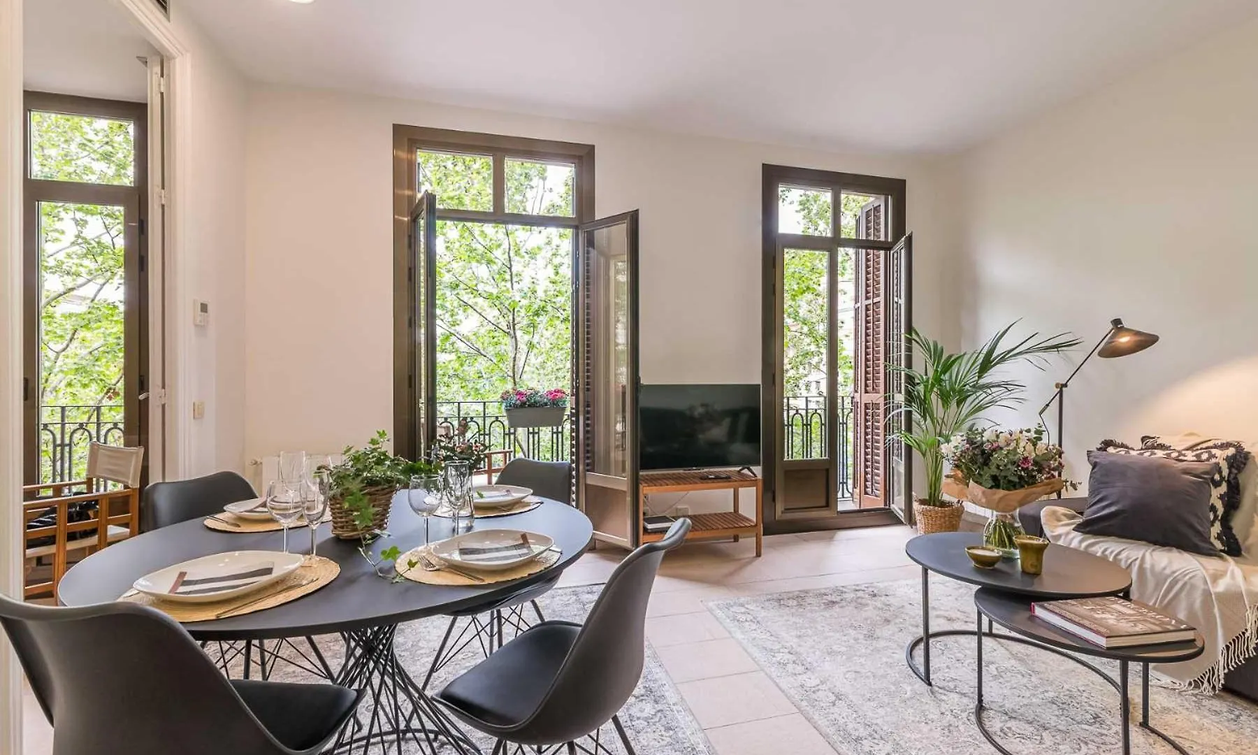 My Space Barcelona - Spacious And Modern Apartment Near The Hospital Clinic