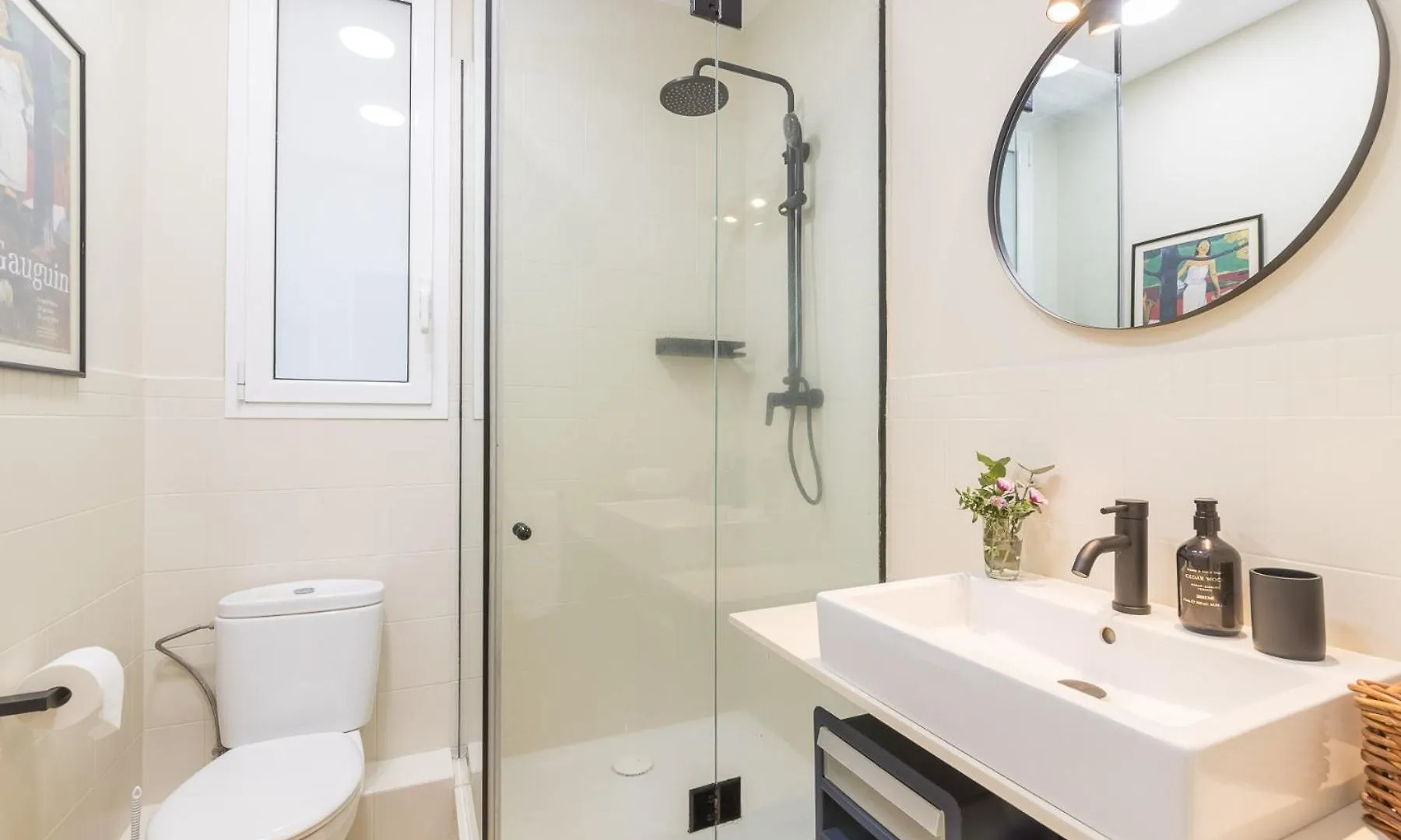 My Space Barcelona - Spacious And Modern Apartment Near The Hospital Clinic